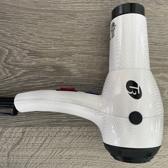 T3 Lightweight Hairdryer - Picture 2 of 3